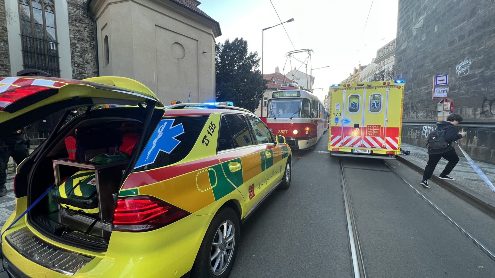 Při srážce s tramvají v centru Prahy se zranily dvě dívky. Jedna přišla o nohu. 