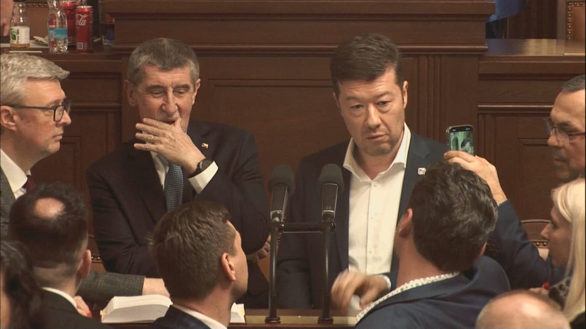 Opoziční poslanci v čele s Andrejem Babišem (ANO) a Tomiem Okamurou (SPD) obsadili řečniště a odmítali odejít.