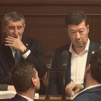 Opoziční poslanci v čele s Andrejem Babišem (ANO) a Tomiem Okamurou (SPD) obsadili řečniště a odmítali odejít.