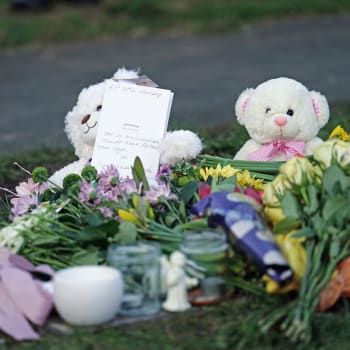 V anglickém Brightonu vznikl pomníček pro nalezené mrtvé dítě dvojice, která byla od ledna na útěku.