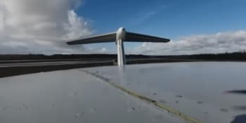 Husarský kousek partyzánů: Dron pronikl na přísně střežený ruský letoun, ukazuje video
