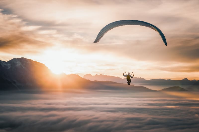 Kdo se nebojí výšek může vyzkoušet i paragliding.