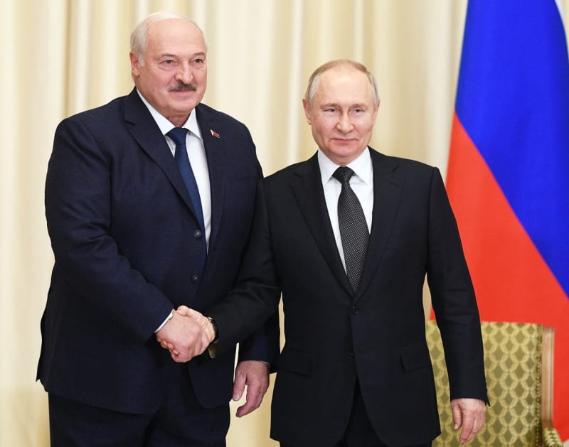 Běloruský autoritářský prezident Alexandr Lukašenko je jedním z posledních spojenců ruské hlavy státu Vladimira Putina.