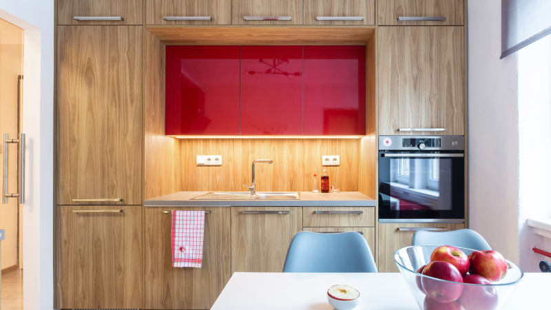 Jak se staví sen: Jako zajímavost a elegantní prvek designéři navrhli dřevěné roštové panely, které podtrhují přírodní materiály a souvislost s dřevodekorem v kuchyni či na nových dveřích