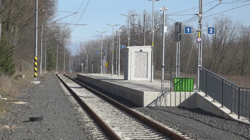 Tepličtí kriminalisté pátrají po agresorovi, který ve středu večer na vlakovém nádraží v Oseku pobodal 49letého muže. 