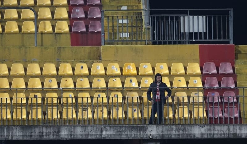 Osamocený fanoušek týmu z Jižního Tyrolska na stadionu v Tyrolsku.