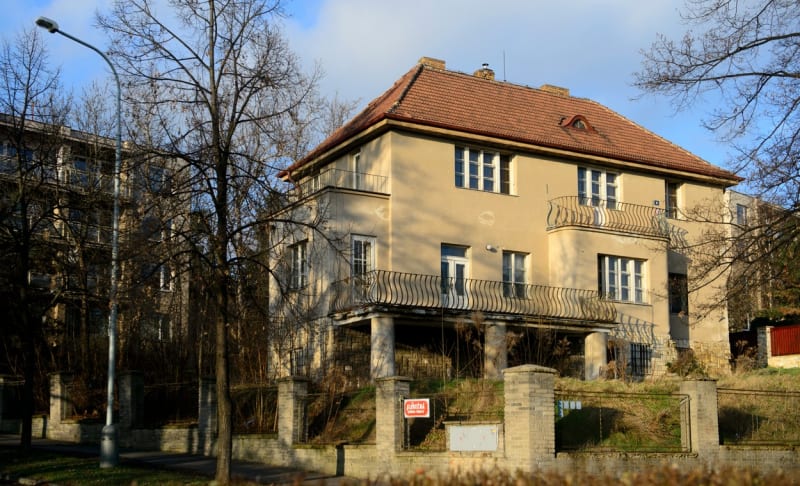 Mynář má vilu také v Praze. Takto vypadala před rekonstrukcí. 