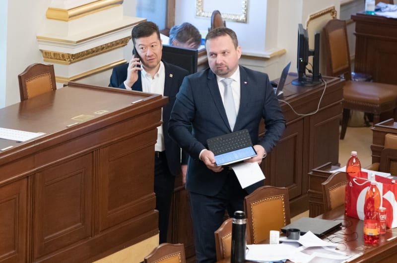 Tomio Okamura (SPD) a Marian Jurečka (KDU-ČSL) na mimořádném jednání Sněmovny, 3. března 2023