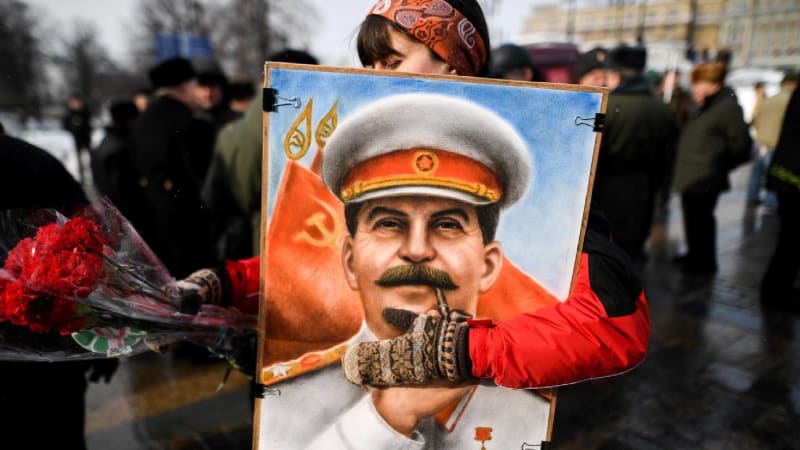 Tajemství Stalinových posmrtných masek: Jak vypadají, kolik jich vzniklo a proč jsou u nich i ruce?