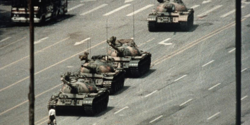 1989: Pekingské náměstí Tchein-an-men a muž stojící sám proti tanku