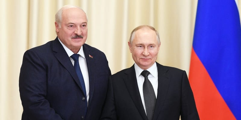 Běloruský autoritářský prezident Alexandr Lukašenko (vlevo) je jedním z posledních spojenců ruské hlavy státu Vladimira Putina.