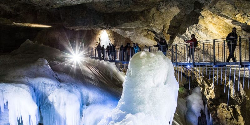 Ledové paláce v Dachsteinu patří k největším divům přírody v Alpách. Na návštěvu ledového světa přijíždějí návštěvníci z celého světa.