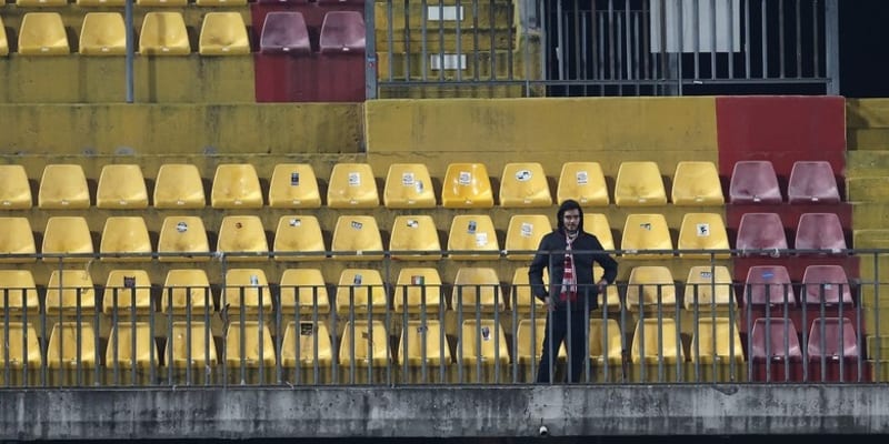 Osamocený fanoušek týmu z Jižního Tyrolska na stadionu v Tyrolsku.