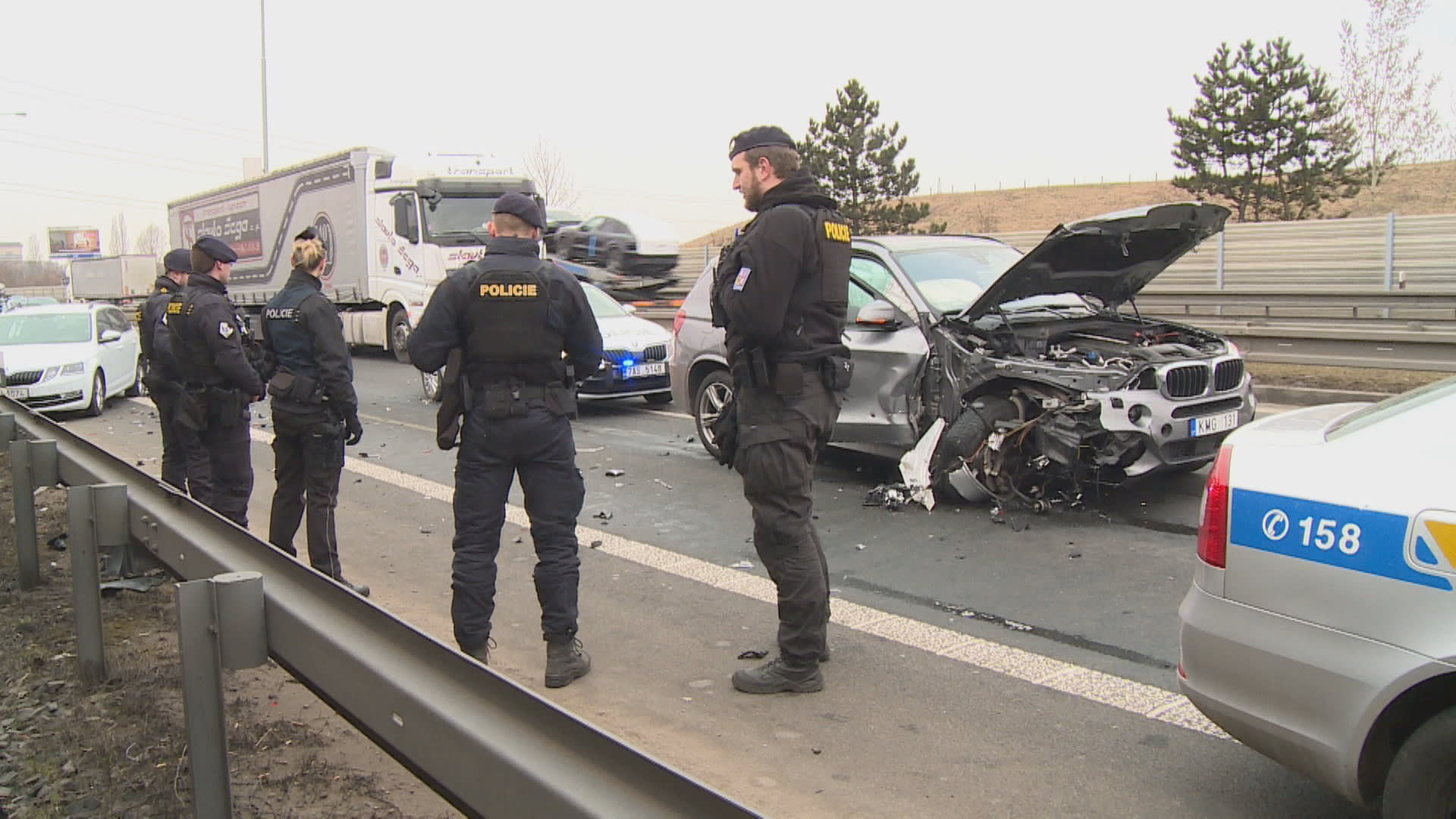 Policisté v Praze stříleli na hledané auto, řidič nakonec naboural.