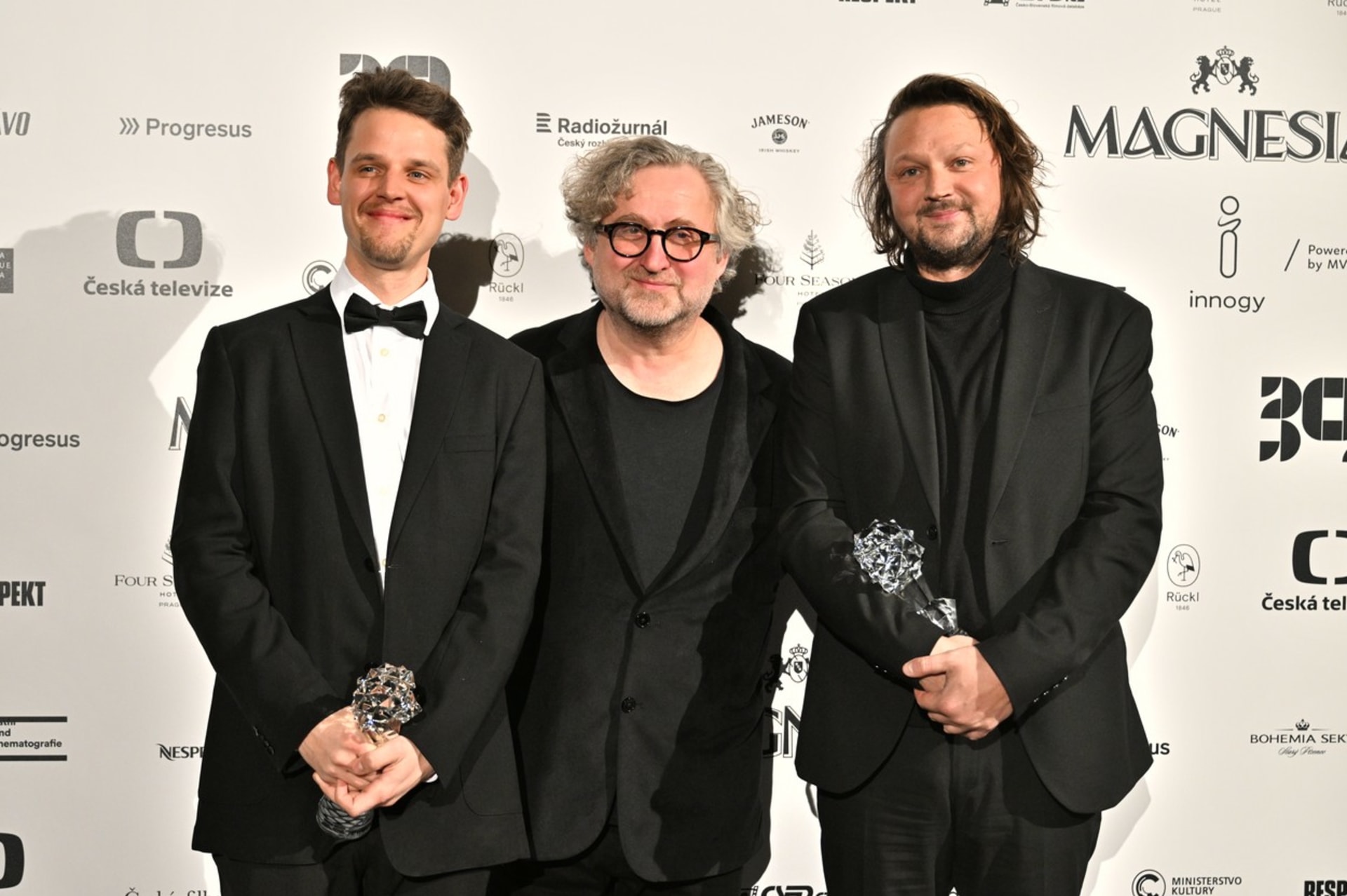 Šimon Hájek (vpravo) a Jakub Jelínek (vlevo) získali cenu za nejlepší střih za film Banger. Cenu jim předal režisér Jan Hřebejk (uprostřed).
