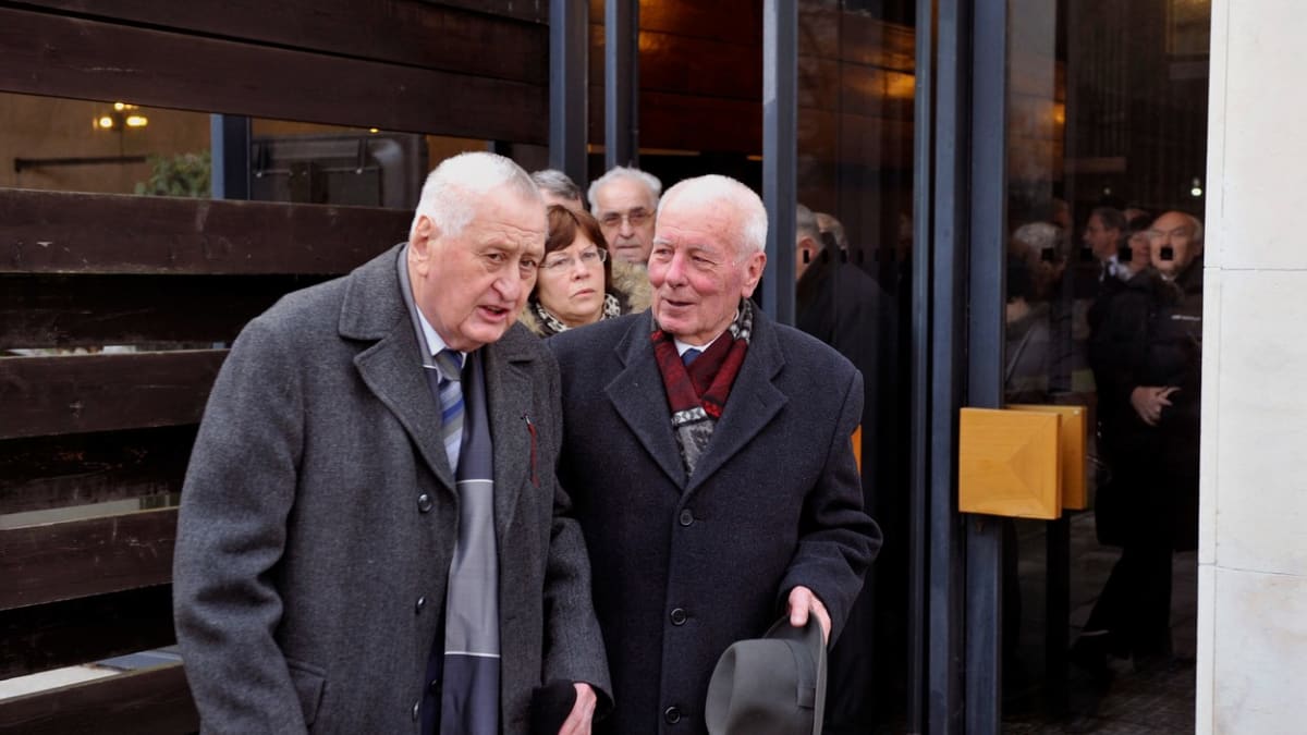 Bývalí vysocí komunističtí funkcionáři Jan Fojtík (vlevo) a Gejza Šlapka odcházejí 11. února v Bratislavě z obřadní síně krematoria po posledním rozloučení s bývalým vysokým funkcionářem Komunistické strany Československa Vasilem Biľakem