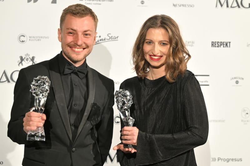 Režisér Damián Vondrášek a producentka Martina Netíková převzali cenu za nejlepší animovaný film za snímek Rituály.