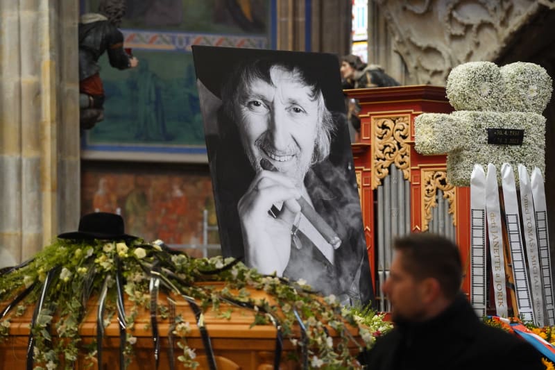 Pohřeb Juraje Jakubiska.