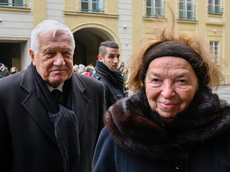 Naposledy rozloučit se s Jurajem Jakubiskem přišel bývalý prezident Václav Klaus s manželkou Livií.