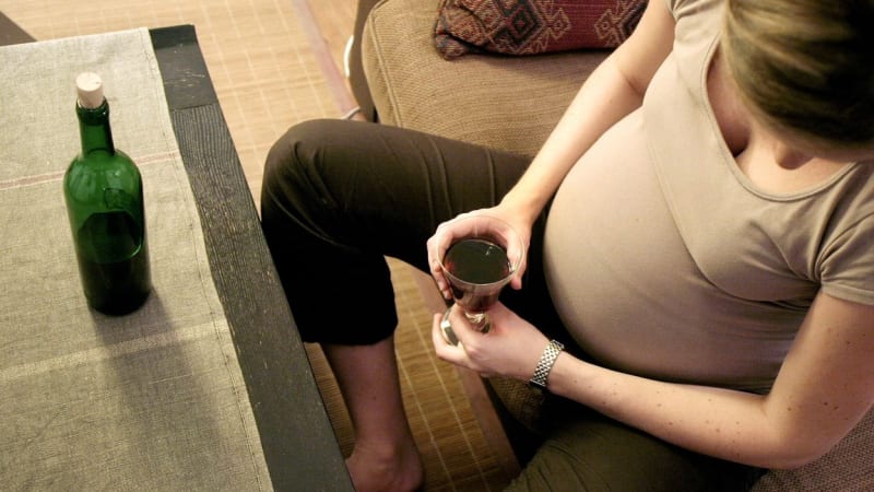 Alkohol v těhotenství může změnit vzhled dítěte. Co dokáže jedna sklenička?