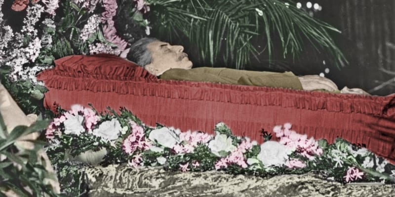 Stalinovo tělo bylo od 6. do 9. března 1953 vystaveno ve Sloupové síni moskevského Domu odborů, kam se s ním chodili loučit prostí občané.
