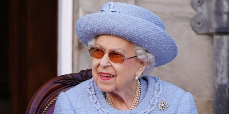Britská královna Alžběta II. byla svými pestrobarevnými kostýmky proslulá.