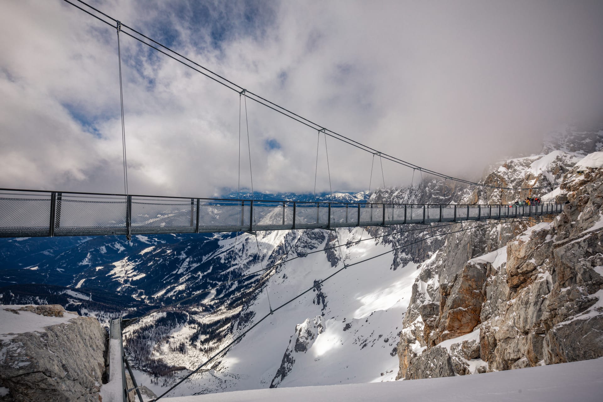 Nejvyšší rakouský visutý most přímo navazuje na Ledový palác a ohromí vás výhledem na rozeklané skály horského masivu.