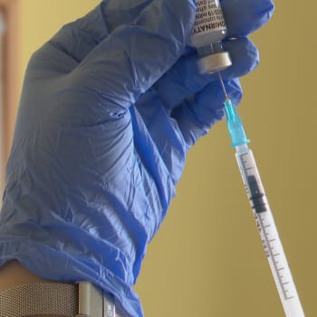Státní úřad pro kontrolu léčiv (SÚKL) eviduje přes deset tisíc podezření na nežádoucí účinky po očkování proti nemoci COVID-19. (Ilustrační foto)