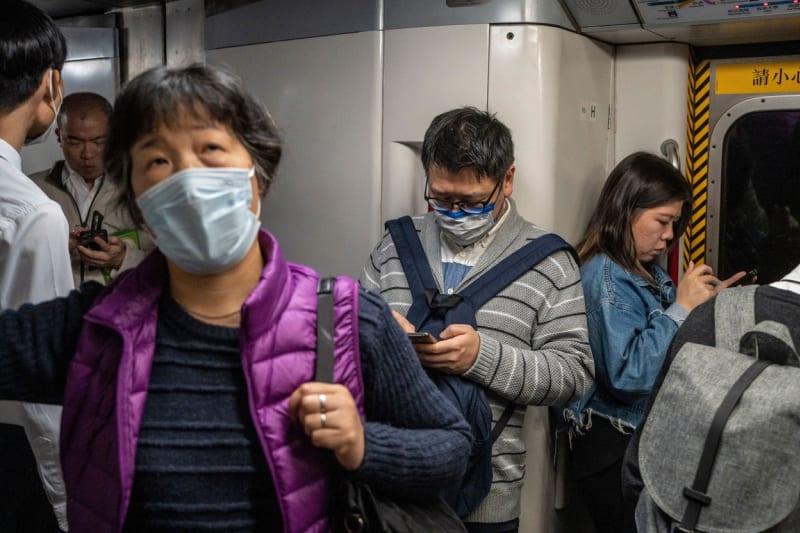 V Hongkongu po třech letech skončila povinnost nosit roušky, obyvatelé se bez nich stydí.