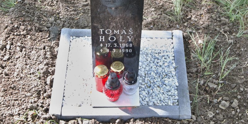 Na místě neštěstí má Tomáš Holý pomníček. 