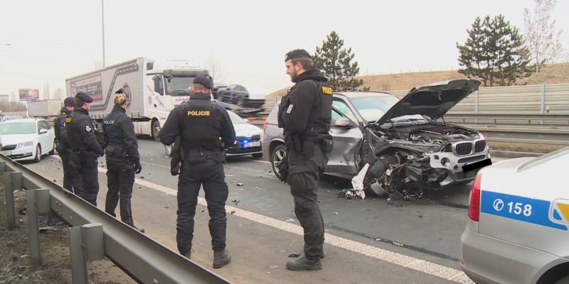 Pražští policisté v sobotu ráno stříleli na kradené vozidlo. Řidič odmítl zastavit, ohrozil strážce zákona.