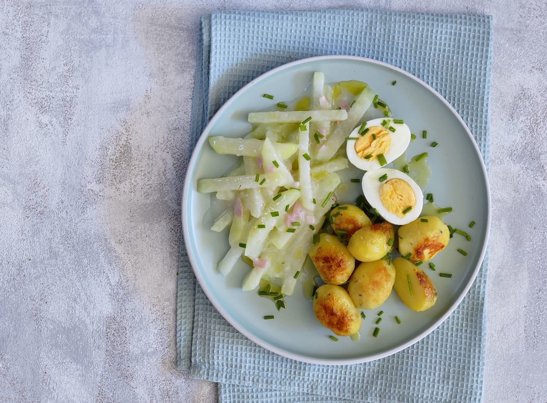 Unpretentious and delicious: steamed kohlrabi with ham and eggs 