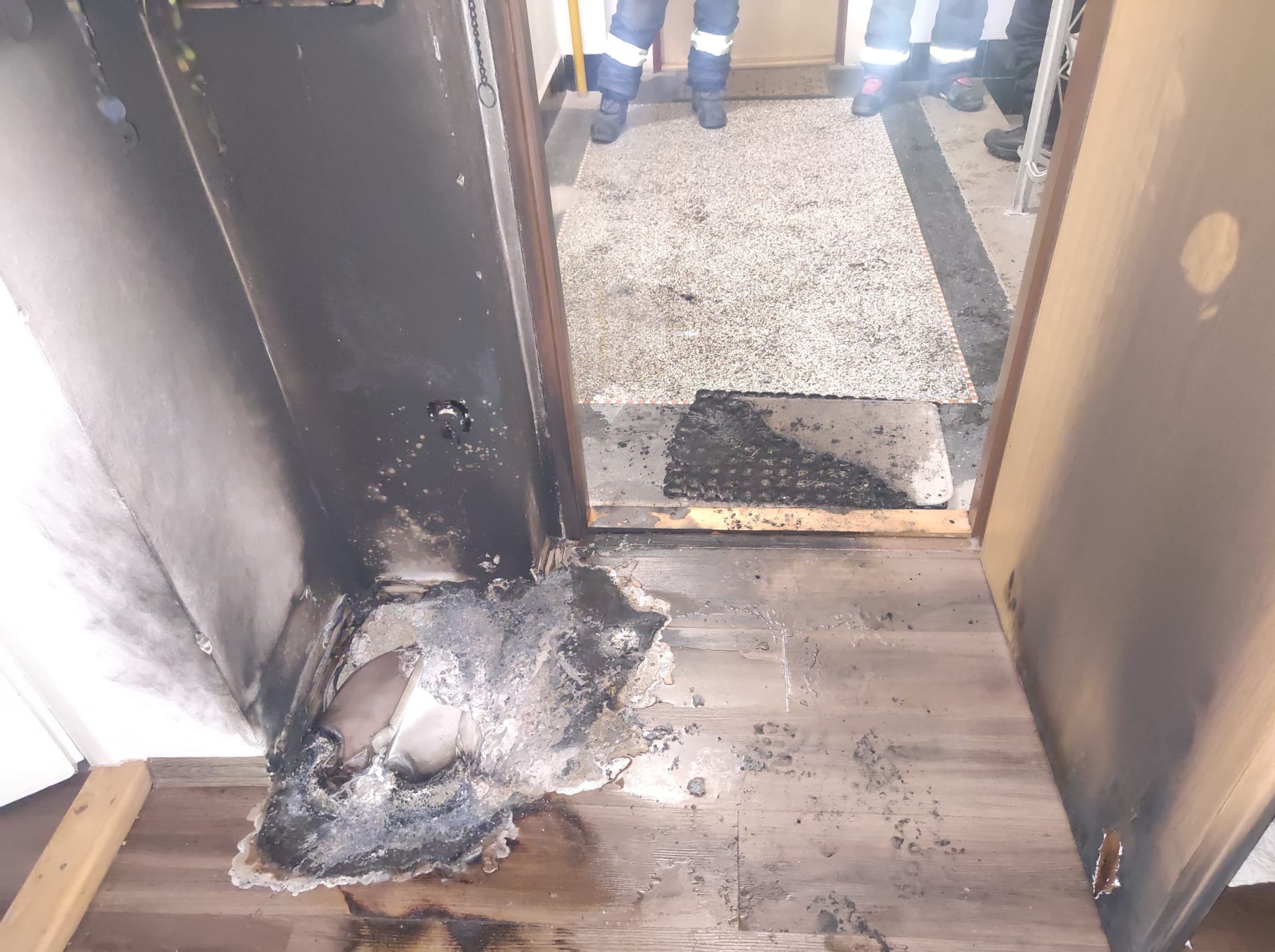 Útočník se pokusil upálit rodinu v jejím bytě. Vstupní dveře polil hořlavou látkou.