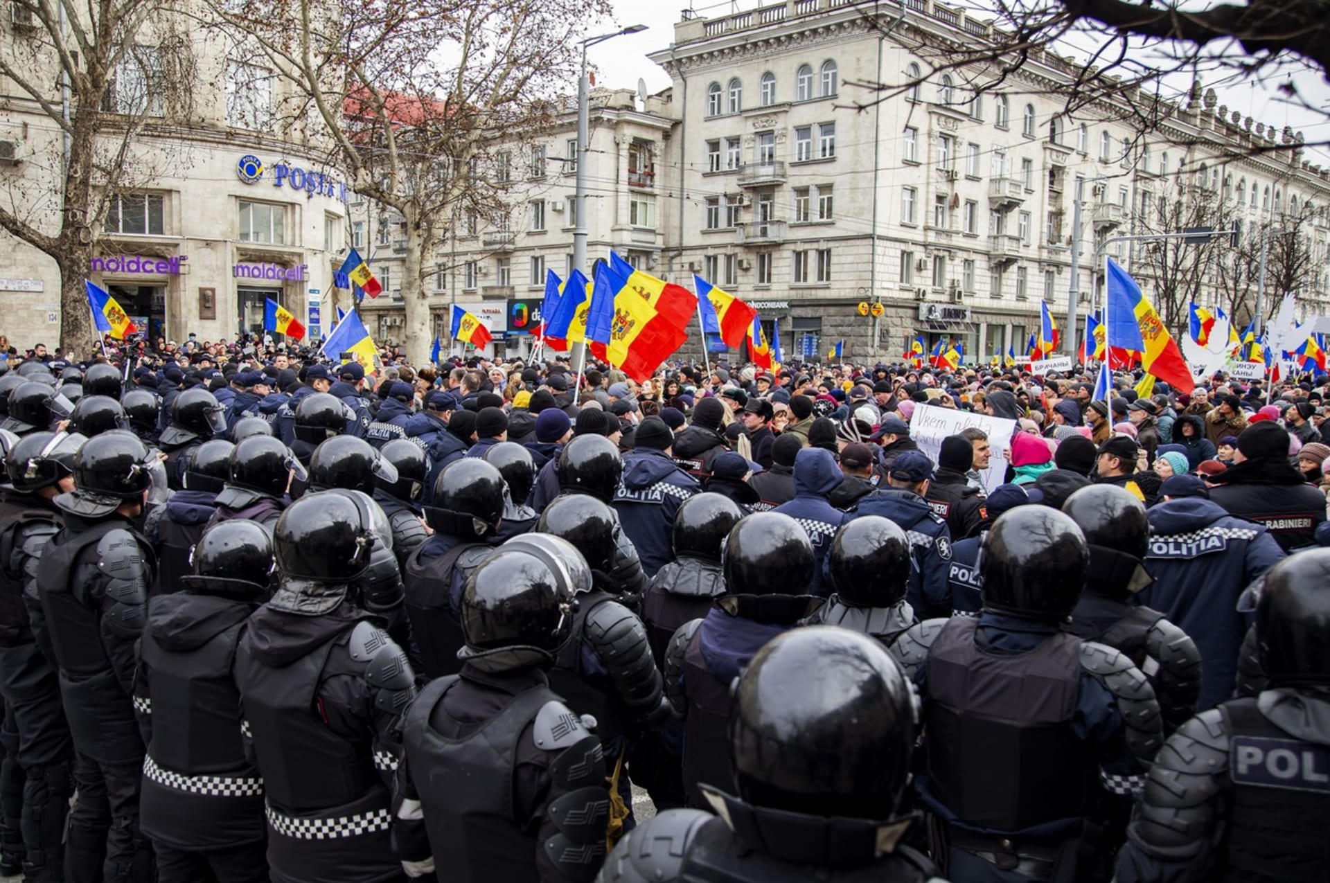 Část Moldavanůprotestuje proti prozápadní vládě. Chtějí konec prezidentky, vlády a volají po neutralitě v konfliktu na Ukrajině.