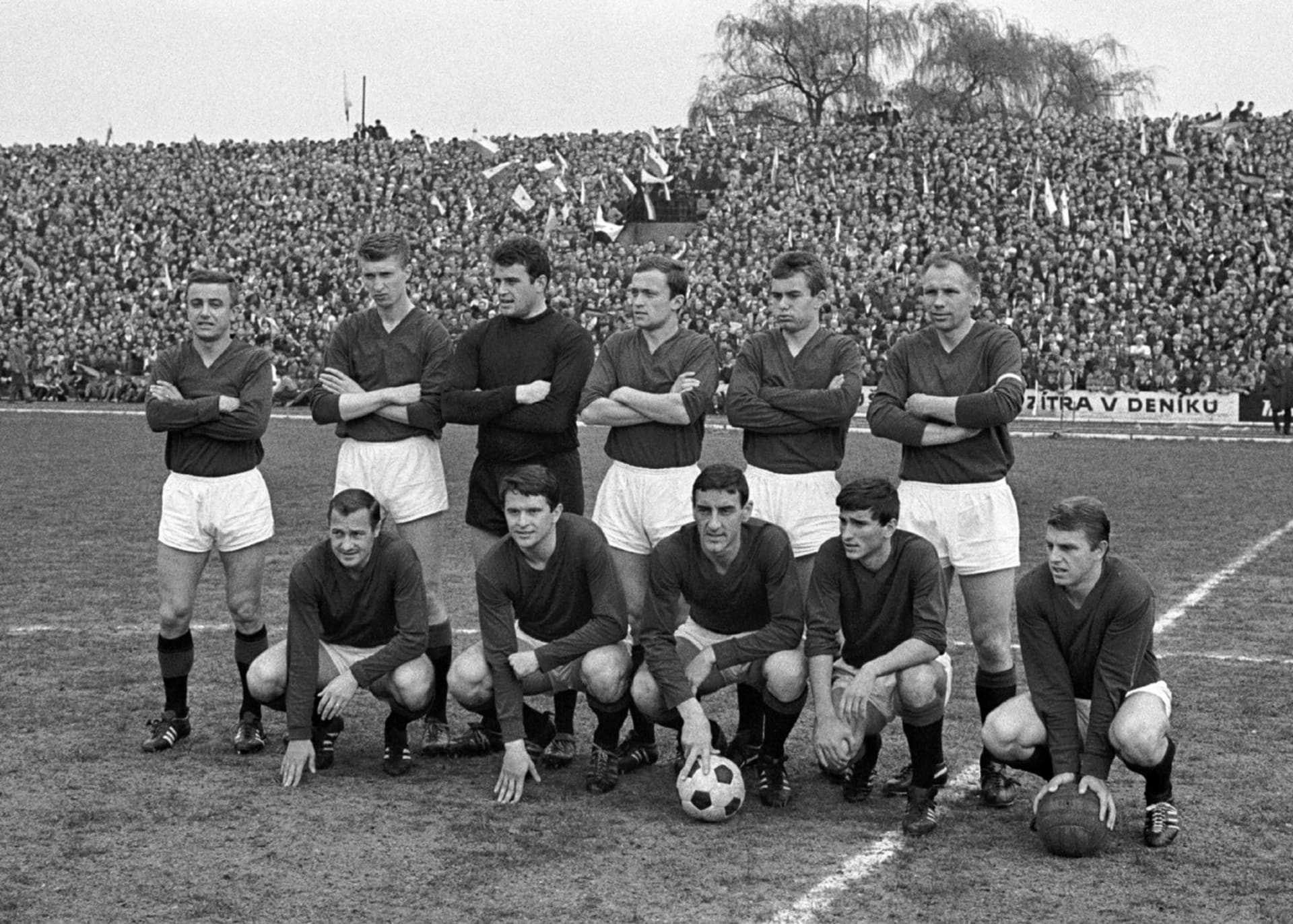 Sparťanské mužstvo včetně Josefa Vojty před zápasem se Slávií ze sezony 1966/7