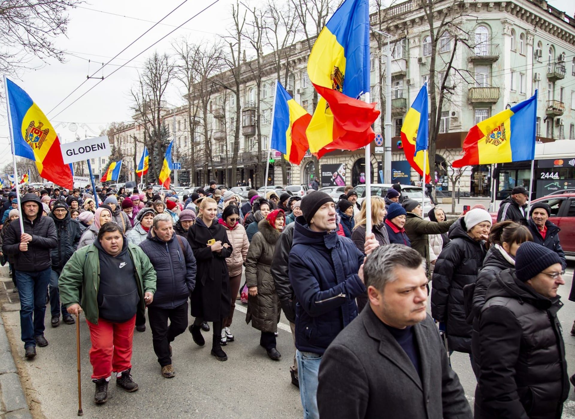 Část Moldavanů protestuje proti prozápadní vládě. Chtějí konec prezidentky, vlády a volají po neutralitě v konfliktu na Ukrajině.
