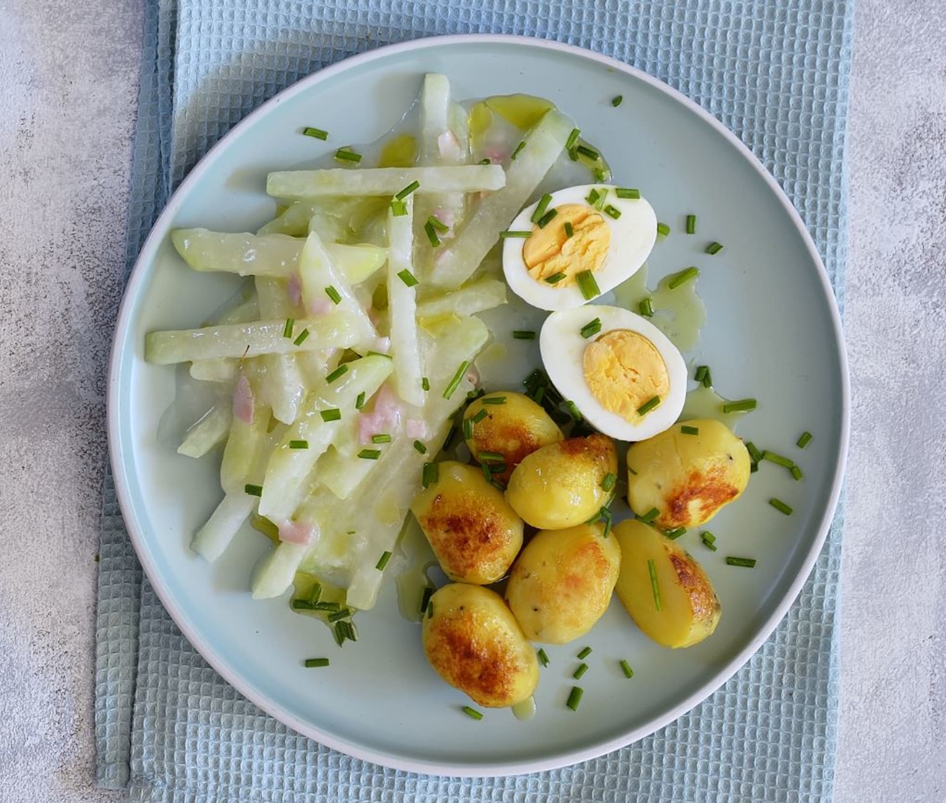Unpretentious and delicious: steamed kohlrabi with ham and eggs 