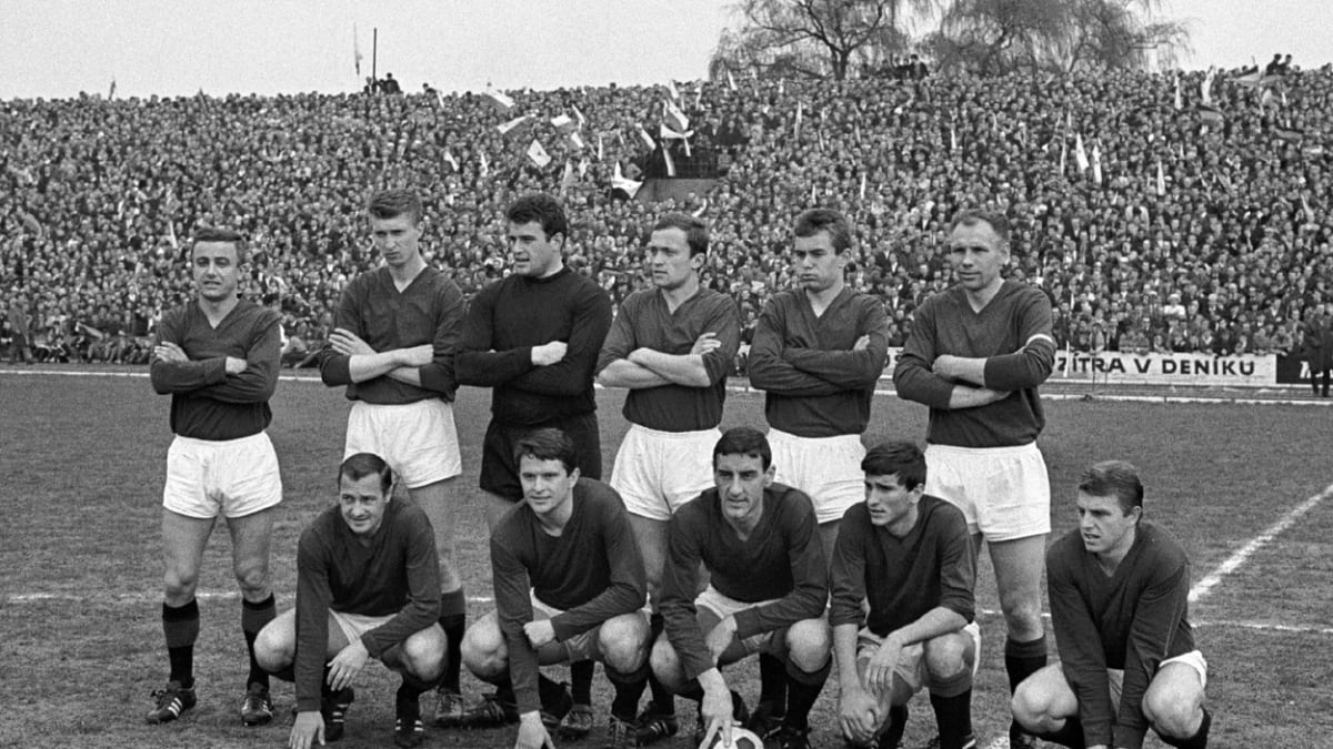 Sparťanské mužstvo včetně Josefa Vojty před zápasem se Slávií ze sezony 1966/7