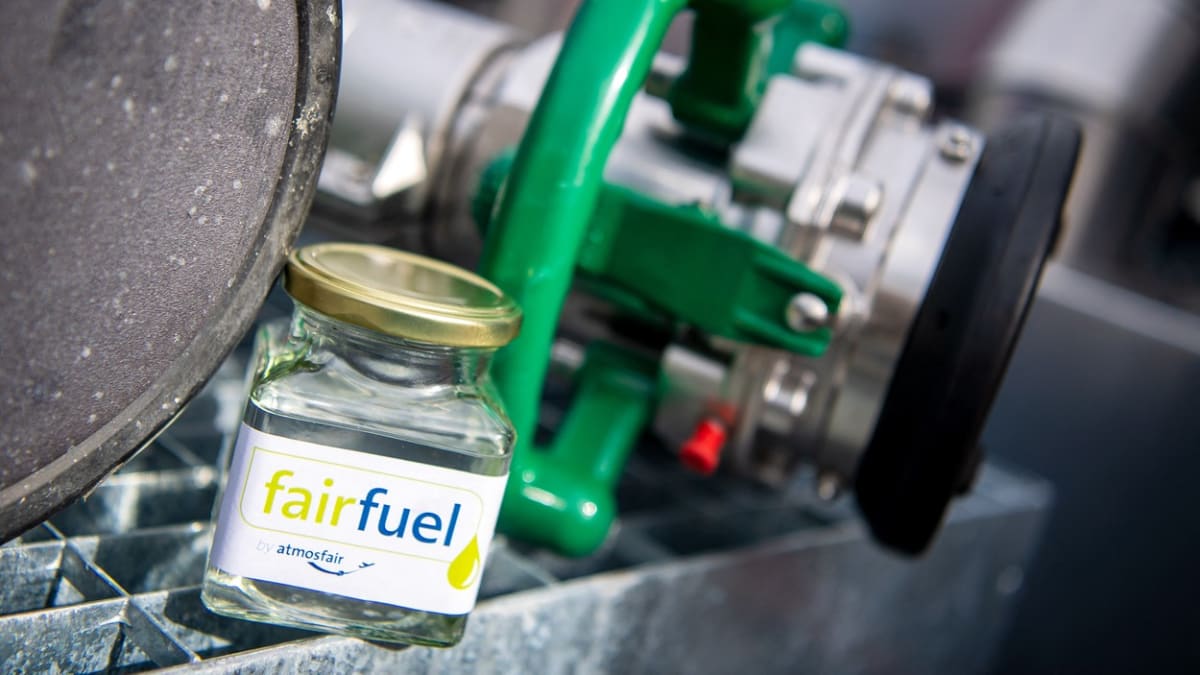 Zatímco běžné palivo vzniká rafinací ropy, umělá paliva vznikají chemickou reakcí.