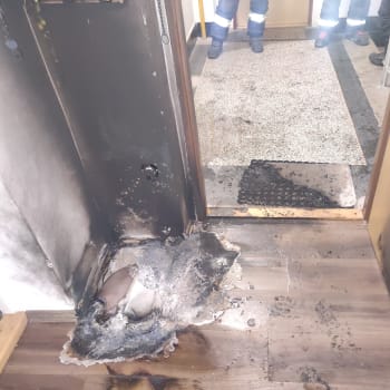 Útočník se pokusil upálit rodinu v jejím bytě. Vstupní dveře polil hořlavou látkou.