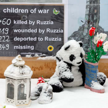 Od začátku války na Ukrajině zemřely stovky dětí, tisíce jich byly deportovány do Ruska. (únor 2022) 