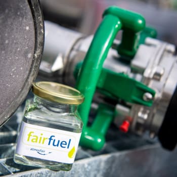 Zatímco běžné palivo vzniká rafinací ropy, umělá paliva vznikají chemickou reakcí.