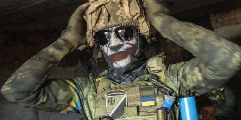 Ukrajinský odstřelovač se chystá do akce