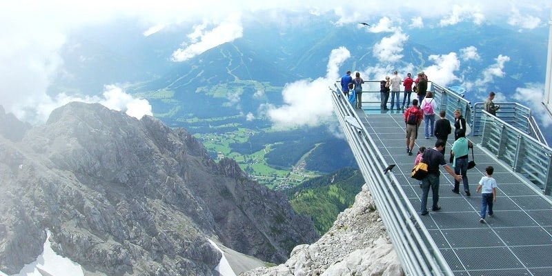Pokud vám nechybí odvaha můžete se projít po visutém mostě Dachstein Sky Walk.