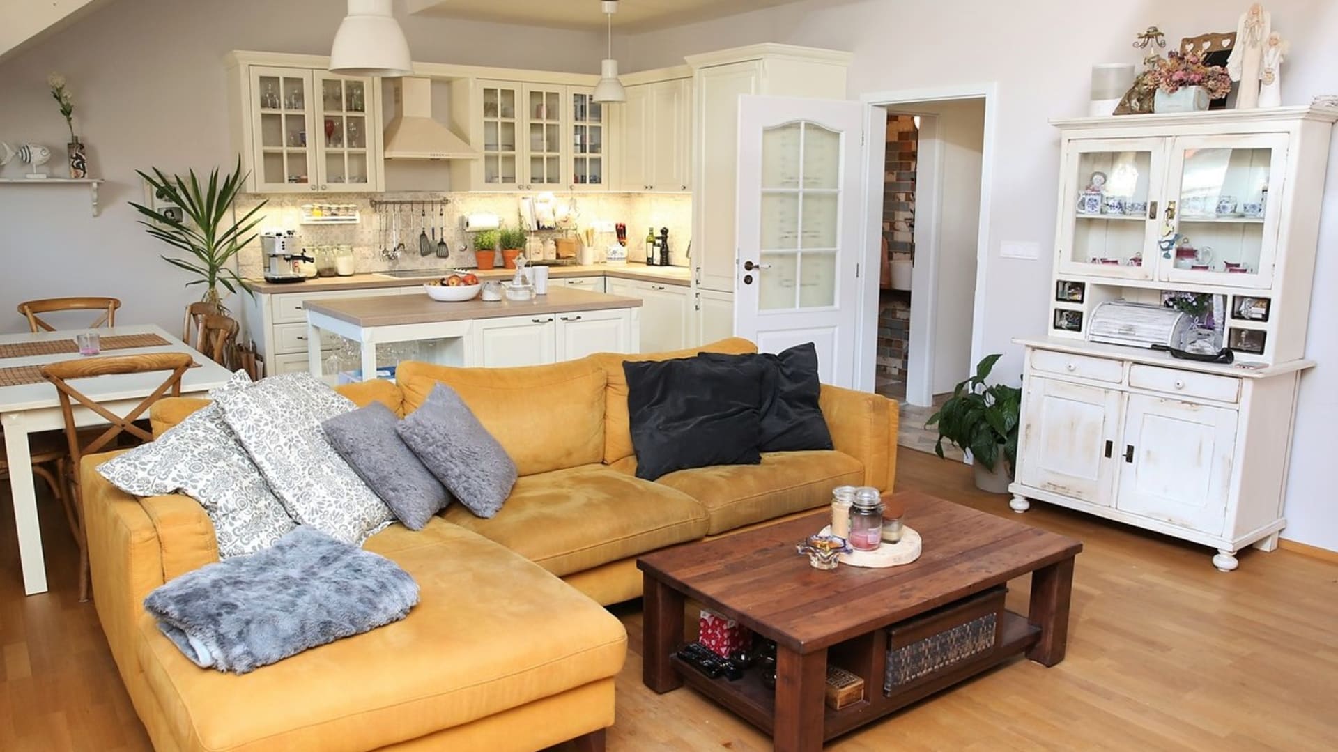 Vše důležité se v bytě odehrává v obývacím pokoji propojeném s kuchyní a jídelnou.