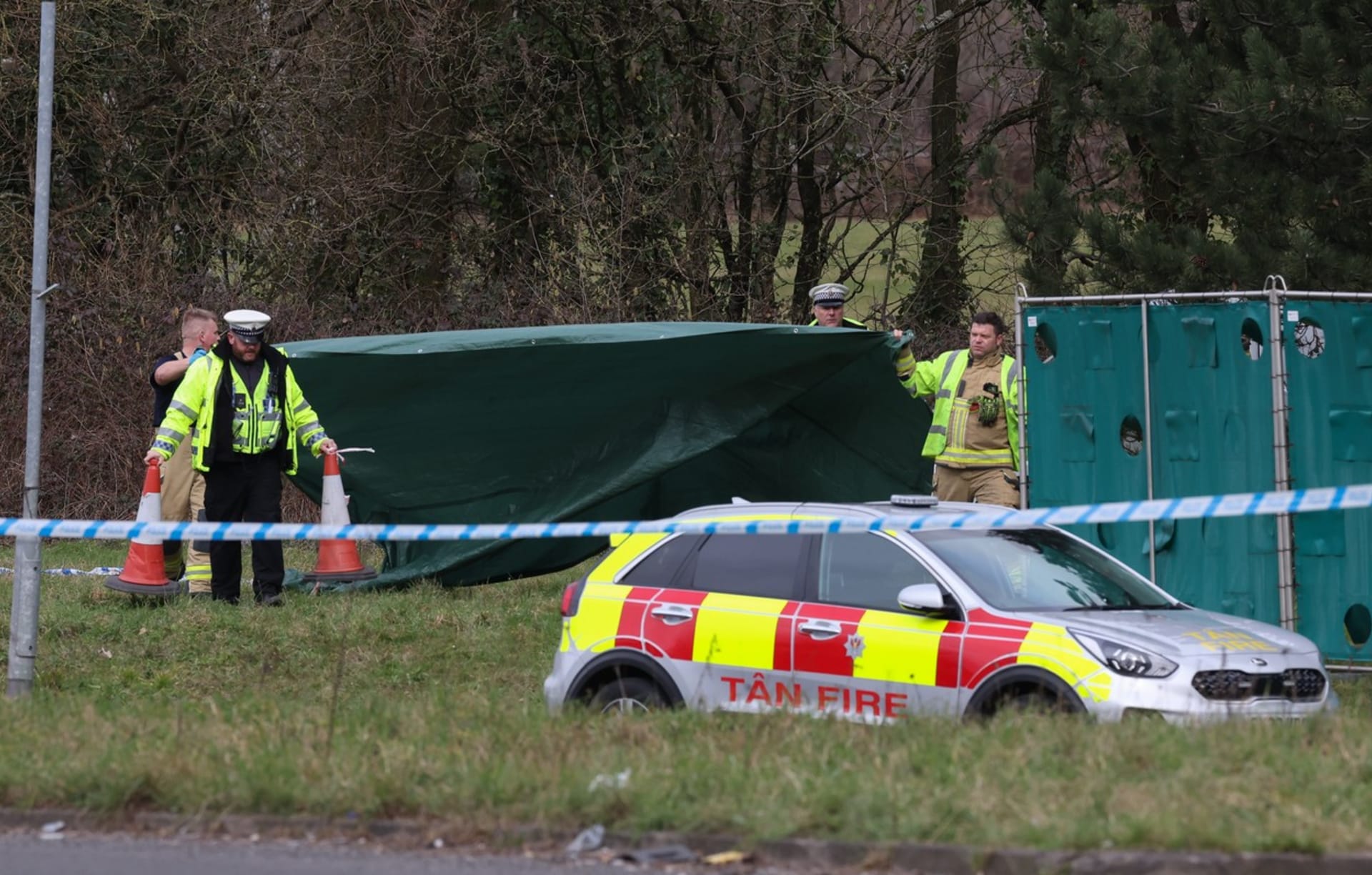 Pátrání po pětici mladých lidí, kteří byli od pátečního večera pohřešováni, skončilo tragicky. Policisté ve Walesu oznámili, že tři z nich nalezli mrtvé v havarovaném autě.
