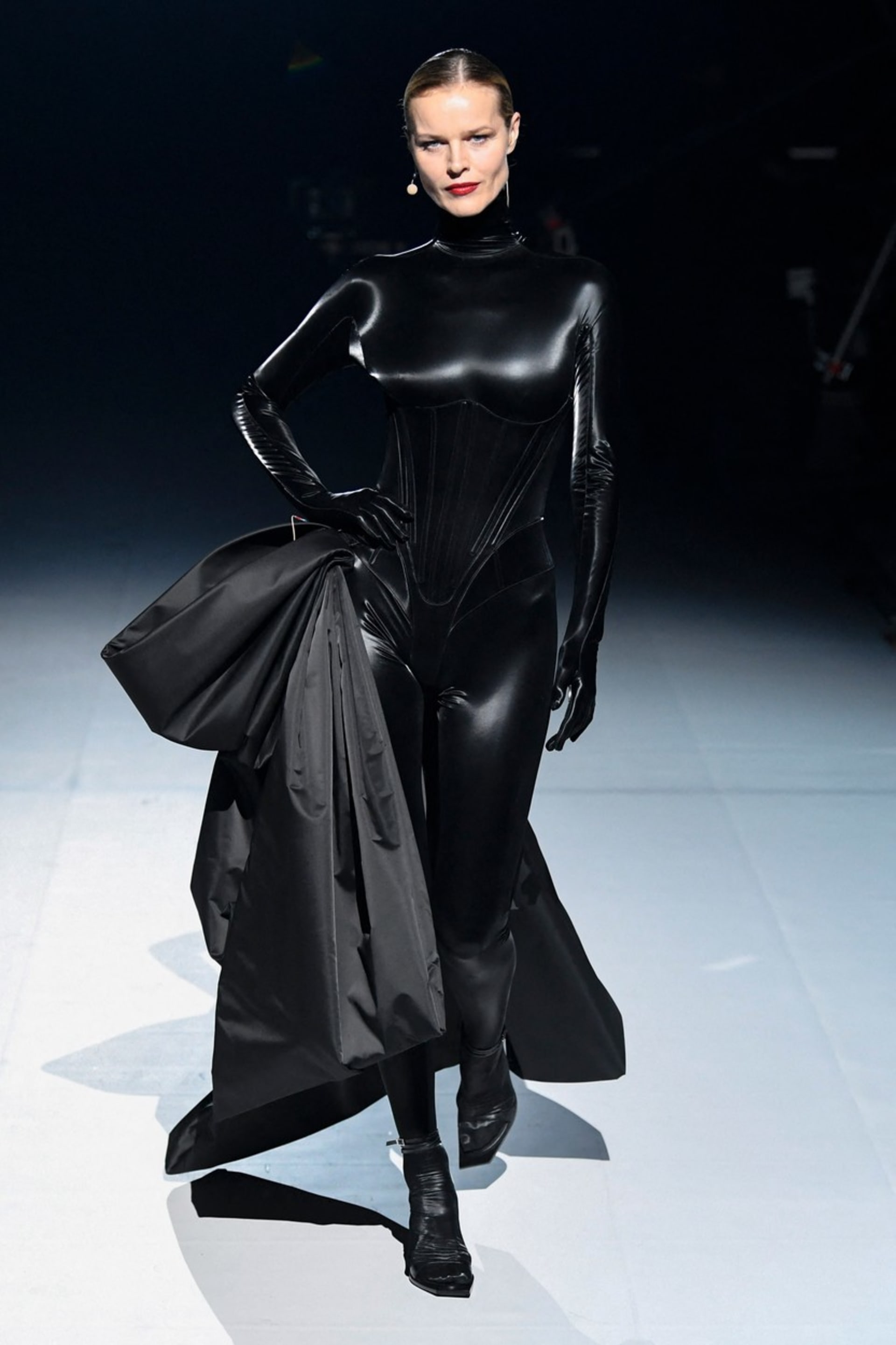 Eva Herzigová před měsícem na Fashion weeku v Paříži.