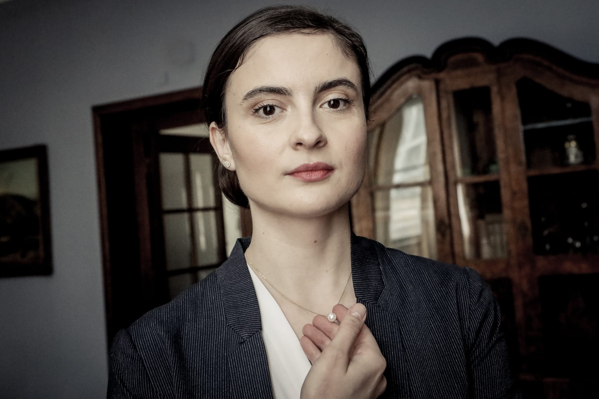 Eva Podzimková jako Anna Malá v seriálu Sedm schodů k moci
