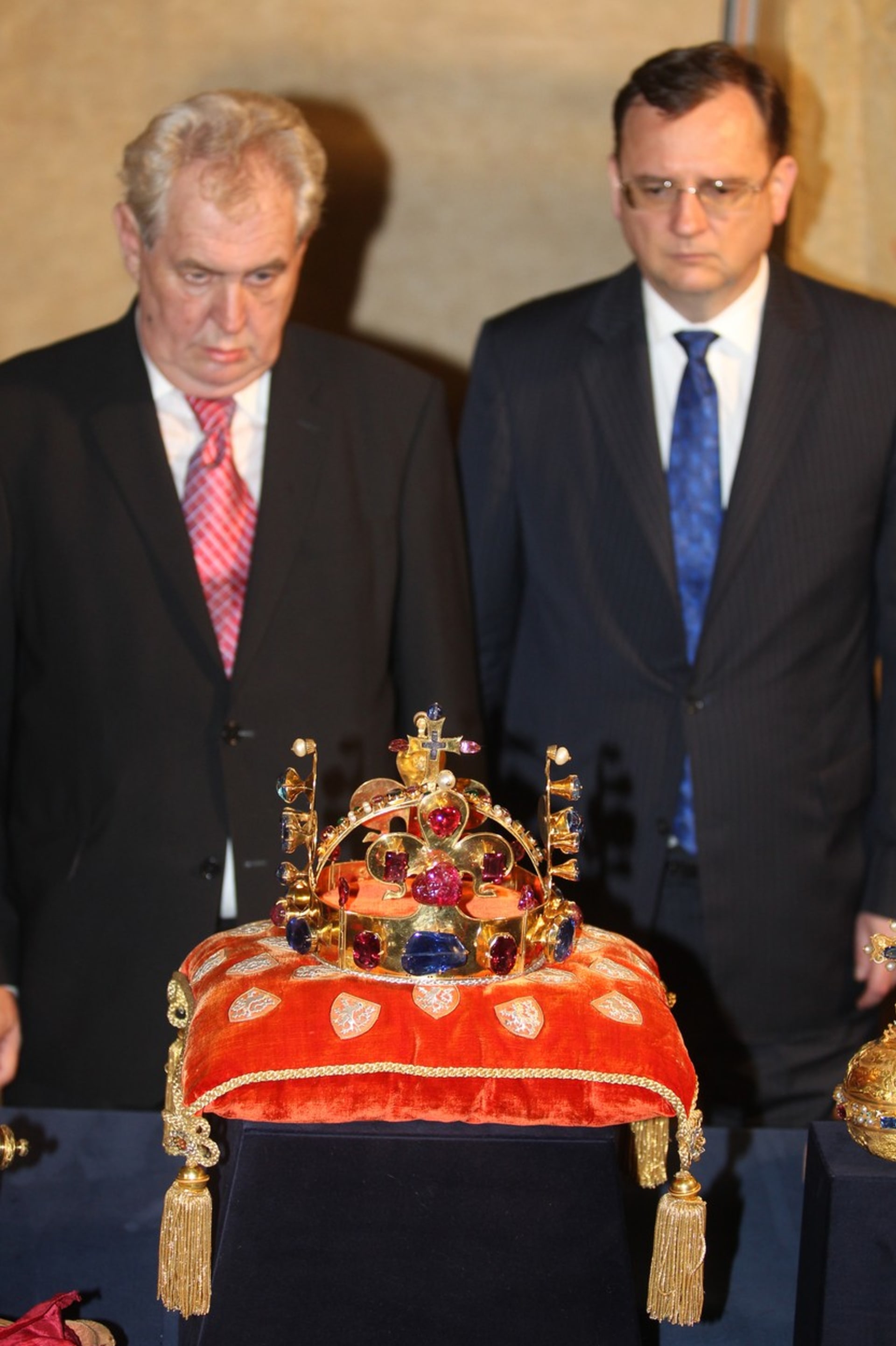 Prezident Miloš Zeman si prohlíží korunovační klenoty (9. 5. 2013).