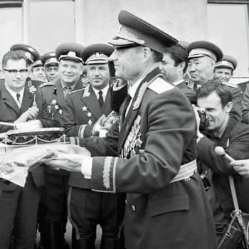 Prezident a generál Ludvík Svoboda se brzy po okupaci z 21. srpna 1968 poddal Kremlu. Na snímku z května 1969 přijímá dar v podobě tanku od velitele sovtětských okopačních vojsk ve středočeských Milovicích.